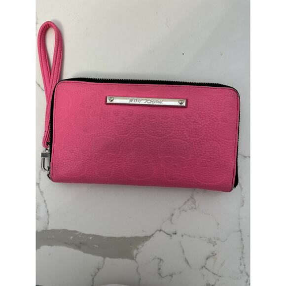 Betsey Johnson Hot Pink SKULLS Wallet Wrislet All Around Zipper - Picture 3 of 5